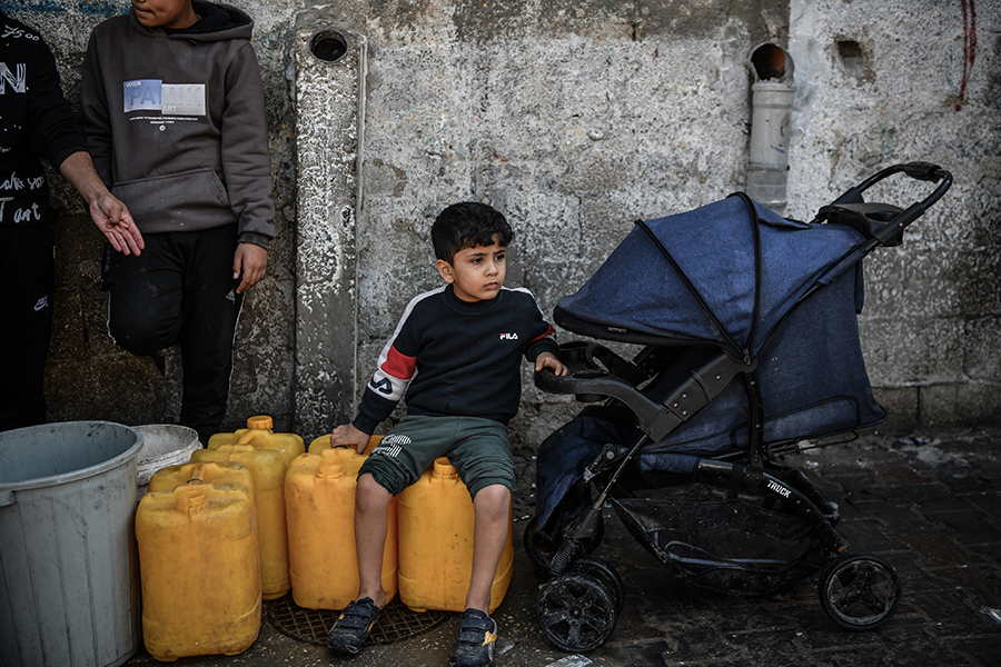 Katil İsrail'in hava saldırılarında altyapısı da büyük hasar gören Gazze Şeridi'nde Filistinliler su temin edebilmek için büyük sıkıntı çekiyor.