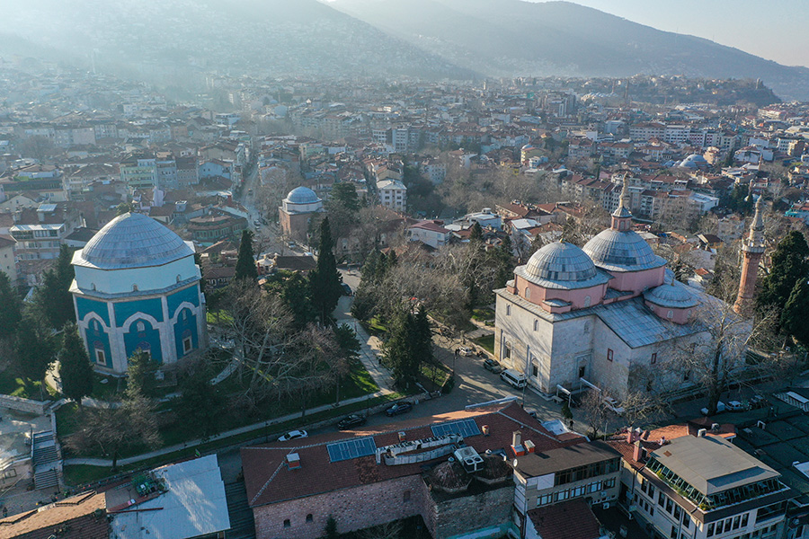Osmanlı'nın ilk başkenti Bursa'da metfun Osmanlı Devleti'nin ilk 6 padişahının türbeleri ile Büyükşehir Belediyesine ait müzeler, geçen yıl 2,5 milyonu aşkın yerli ve yabancı turist tarafından ziyaret edildi. Fotoğrafta, Çelebi Mehmed'in Yeşil Türbe'si görülüyor.