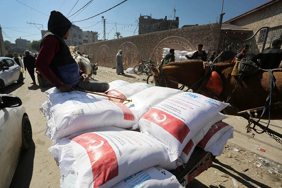 Afet ve Acil Durum Yönetimi Başkanlığı (AFAD) Gazze Şeridi’ndeki Filistinlilere gıda yardımında bulundu.