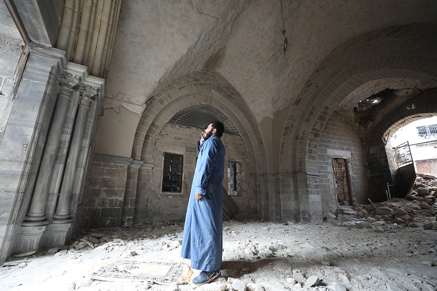 Gazzeli imam Fadi Arif, katil İsrail güçlerinin Gazze Şeridi'ne yönelik saldırılarında büyük bölümü yıkılan, hem Memlük hem de Osmanlı döneminin mimari özelliklerine sahip 