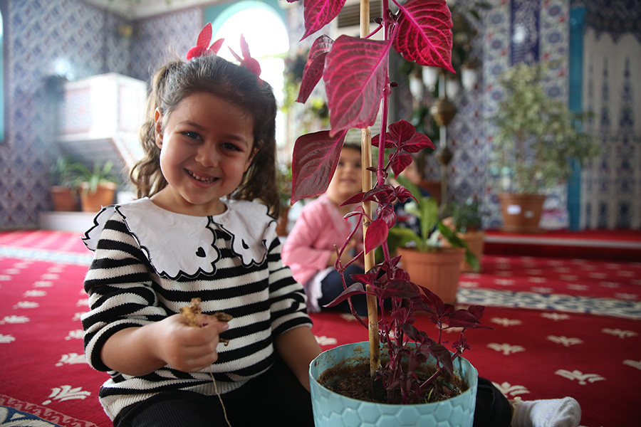 2024.03.25 Çiçekli Camideki Rengarenk Bitkilerin Bakımı Çocuklara Emanet (29)