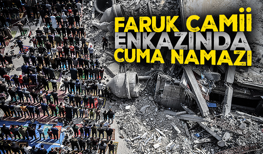 Gazze'de Filistinliler, cuma namazını katil İsrail'in saldırısında yıkılan Faruk Camisi enkazında kıldı