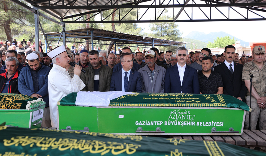 Gaziantep'teki Trafik Kazasında Ölen 9 Kişi Toprağa Verildi (1)