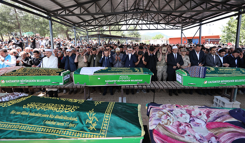 Gaziantep'teki Trafik Kazasında Ölen 9 Kişi Toprağa Verildi (3)