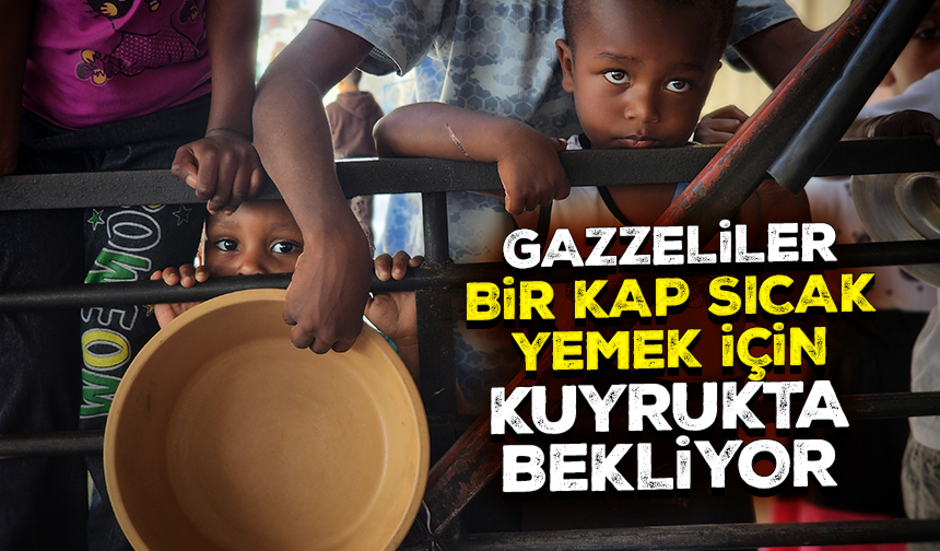 Gazze'deki Filistinliler bir kap sıcak yemek için kuyrukta bekliyor