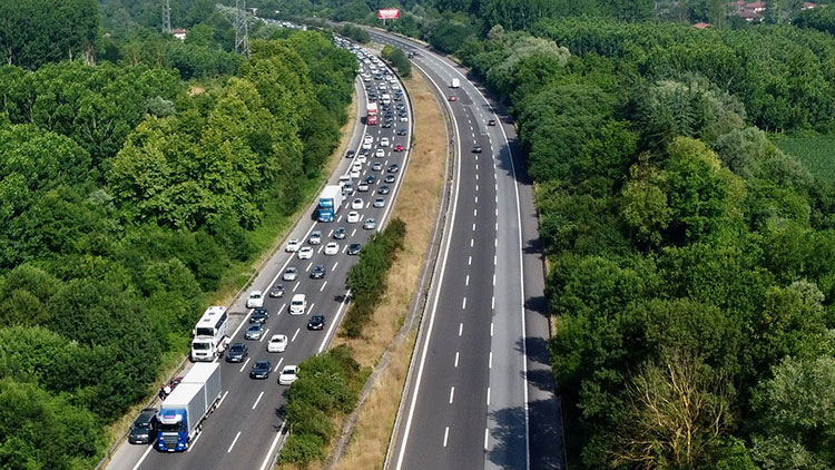 Anadolu Otoyolu'nun Düzce Ve Bolu Geçişinde Akıcı Yoğunluk Yaşanıyor 3