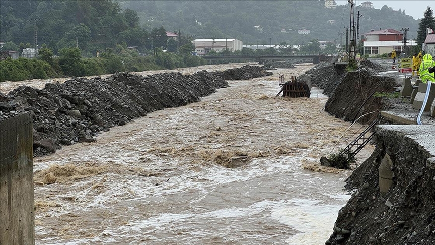 Artvin'de Şiddetli Yağış Etkili Oldu 1