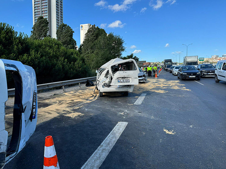 İstanbul'da Tem Otoyolu'nda 15 Aracın Karıştığı Zincirleme Kazada 5 Kişi Yaralandı 3