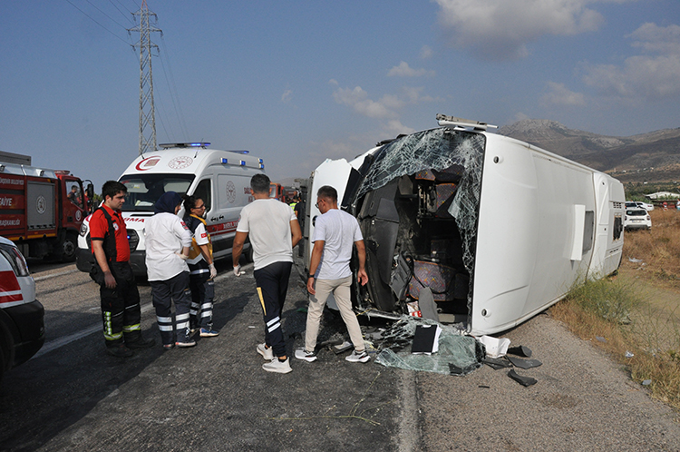 Mersin'de 2 Servis Aracı Ve Otomobilin Karıştığı Kazada 2 Kişi Öldü, 35 Kişi Yaralandı 2