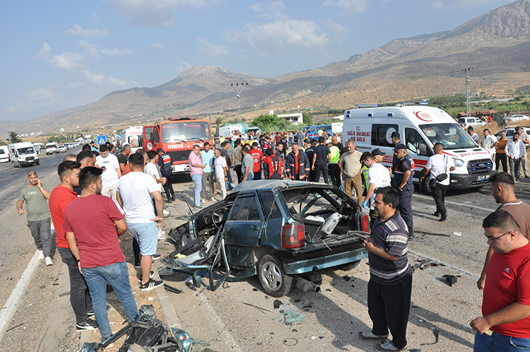 Mersin'de 2 Servis Aracı Ve Otomobilin Karıştığı Kazada 2 Kişi Öldü, 35 Kişi Yaralandı 3