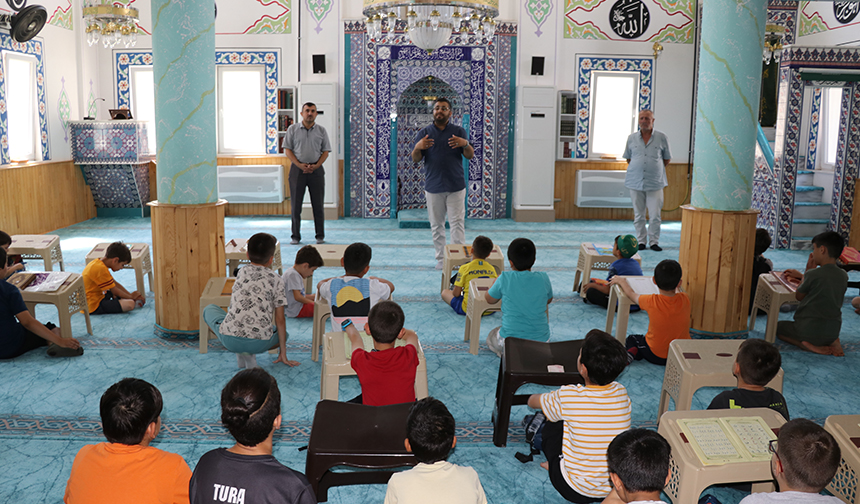 Amasya'da Imam Camiyi Sevdirmek Için Minik Öğrencileriyle Güreşiyor (1)