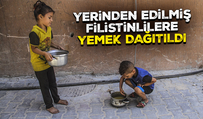 Gazze'de yerinden edilmiş Filistinlilere yemek dağıtıldı