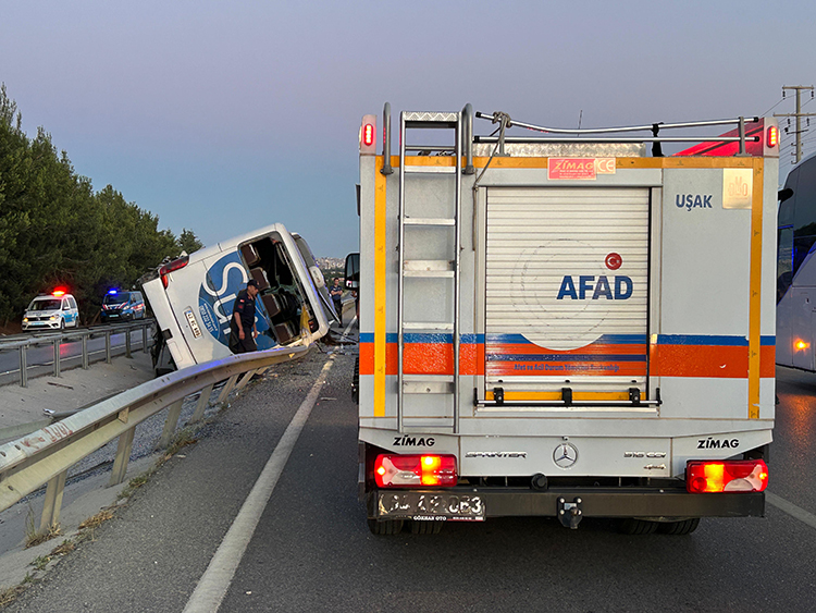 Uşak'ta Yolcu Otobüsünün Devrilmesi Sonucu 11 Kişi Yaralandı 2