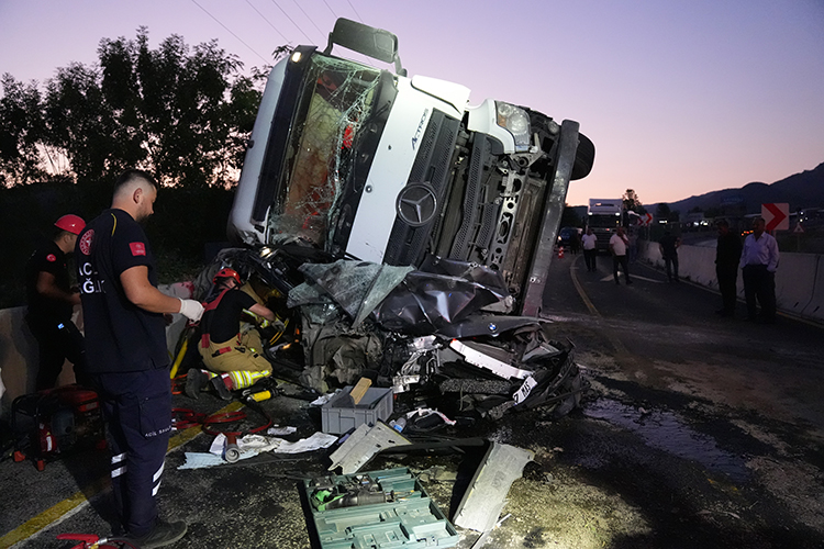 Bolu Dağı'nda Zincirleme Kazada Tırın Altında Kalan Otomobilin Sürücüsü Kurtarıldı 2