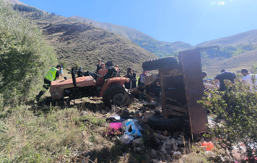 Erzurum'da Traktörün Devrildiği Kazada 11 Kişi Yaralandı (2)