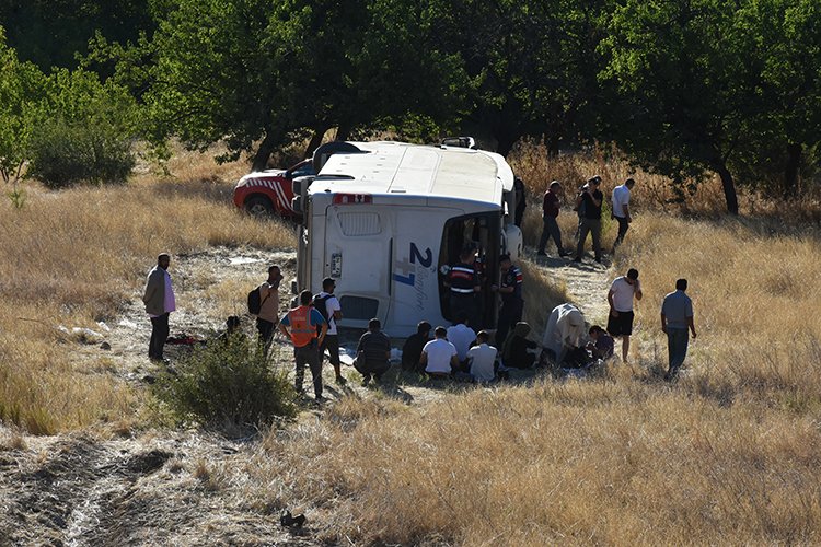 Malatya'da Yolcu Otobüsünün Devrilmesi Sonucu 22 Kişi Yaralandı 2