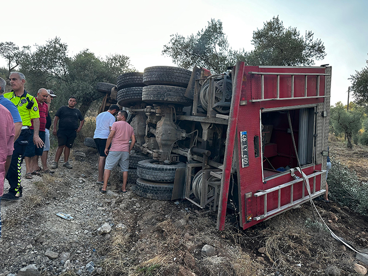 Muğla'da Arazöz Ile Minibüsün Çarpıştığı Kazada 15 Kişi Yaralandı 3