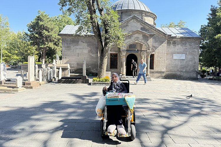 Romatizma Hastası Engelli Kadın Akülü Arabasında Tuhafiye Malzemeleri Satıyor 3