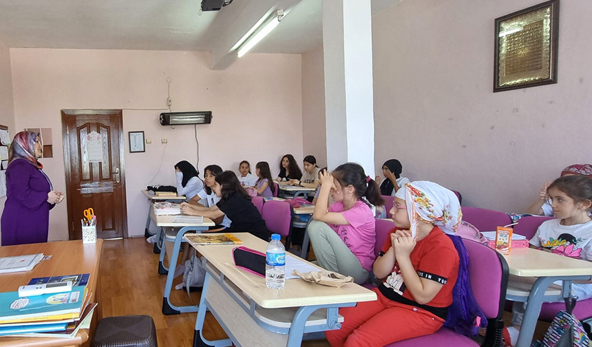 Yaz Kur'an Kursu Öğrencilerine Eğitim Seminerleri 06