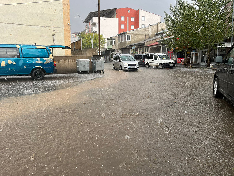 Ağrı Ve Kars'ta Sağanak Ve Dolu Etkili Oldu 2