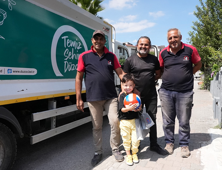 Düzce'de Temizlik Işçilerinden Her Gün Kendilerini Selamlayan Çocuğa Hediye Jesti 2