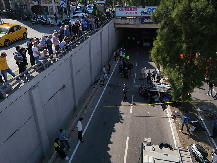 İzmir'de Alt Geçide Düşen Otomobildeki 3 Kişi Öldü 3