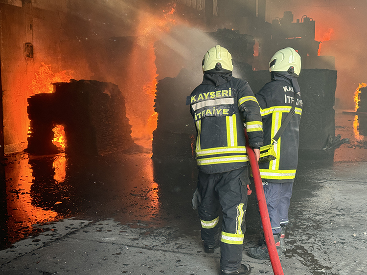 Kayseri'de Keçe Fabrikasında Yangın Çıktı 2