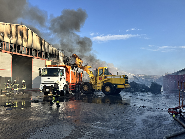 Kayseri'de Keçe Fabrikasında Yangın Çıktı 3