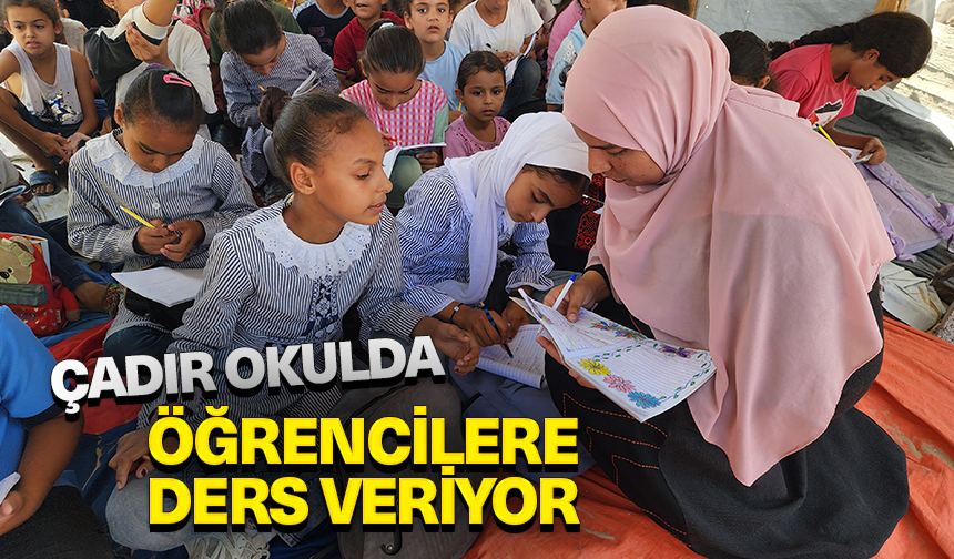 İşgalcilerin saldırısında evi yıkılan Gazzeli öğretmen, kurduğu çadır okulda öğrencilere ders veriyor