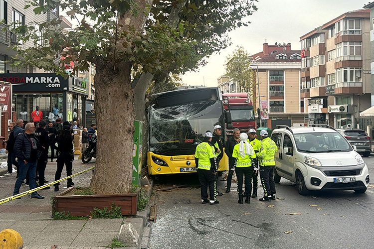 Bahçelievler'de Ağaca Çarpan İett Otobüsündeki 7 Kişi Yaralandı 2