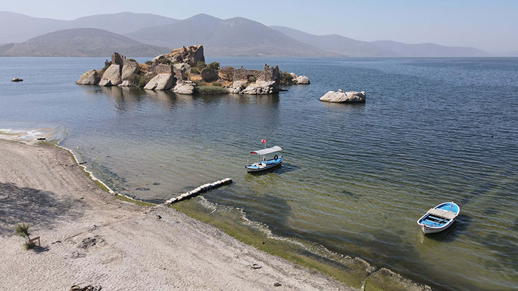 Ege Bölgesi'nin En Büyük Doğal Gölü Bafa, Kuraklığın Etkisiyle 30 Metre Çekildi 3