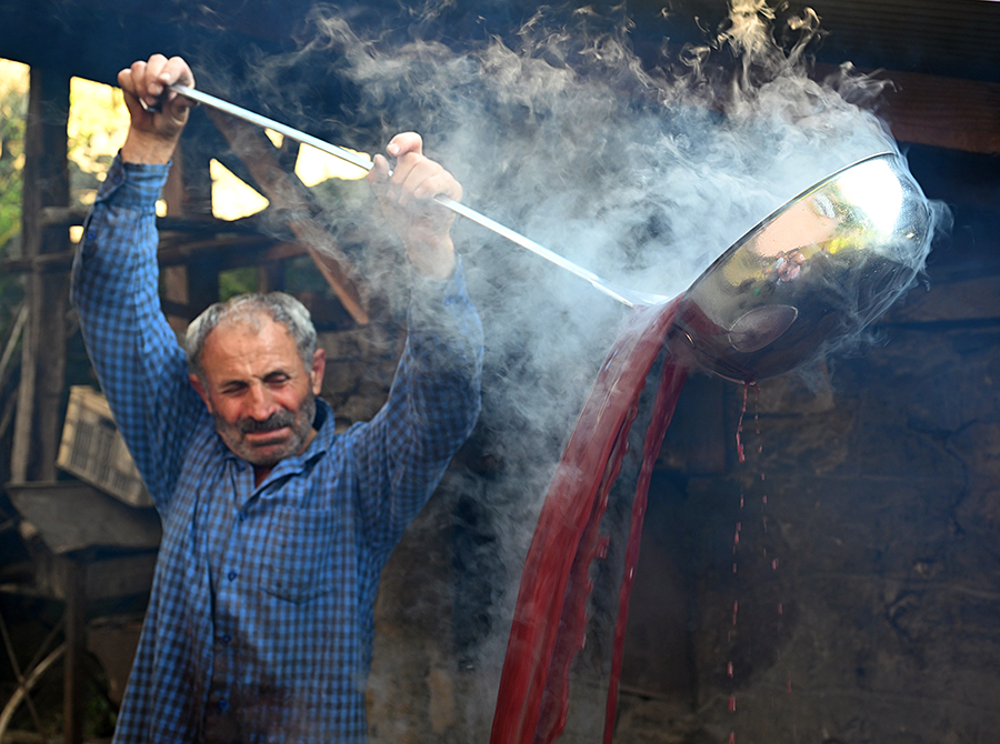 2024.10.02 Karadeniz'e Özgü Kokulu Üzümden Tatlı Ve Ekşi Pekmez Üretiliyor (2)