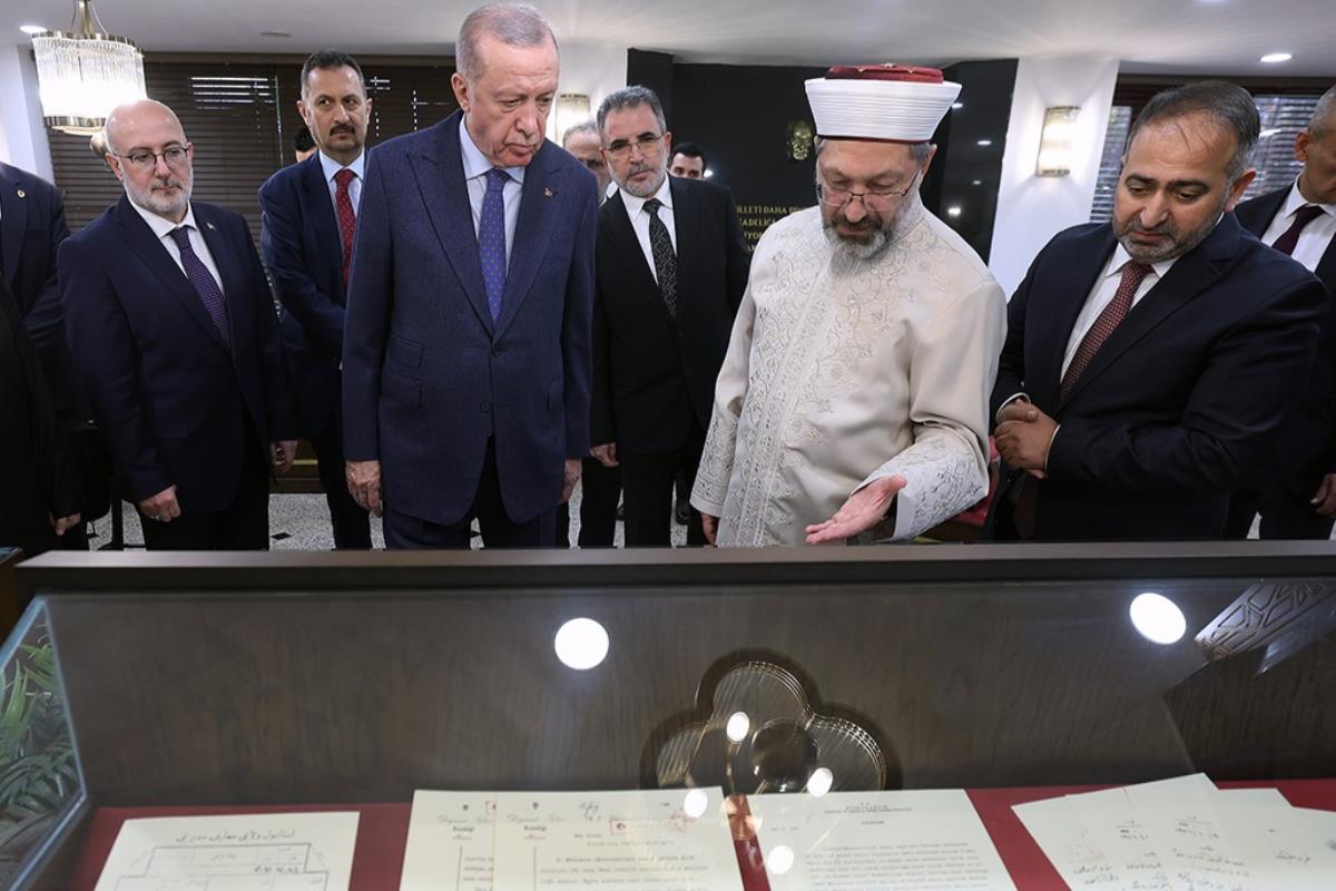 Cumhurbaşkanı Erdoğan, “Belgelerle Diyanet İşleri Başkanlığı” Adlı Sergiyi Gezdi (3)