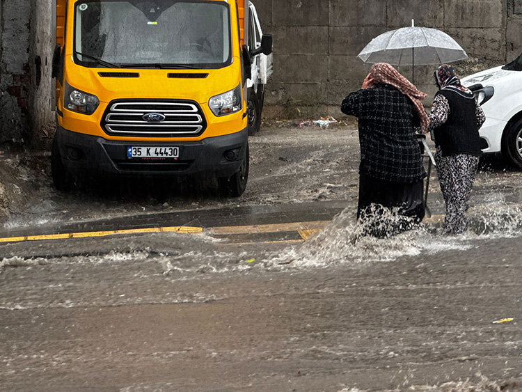 İzmir'de Kuvvetli Sağanak Yaşamı Olumsuz Etkiliyor 3