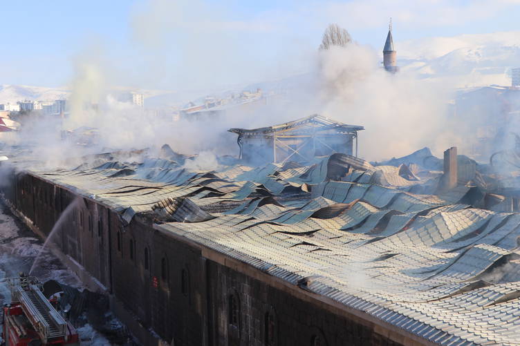 Erzurum'da Tarihi Taş Ambarlar'daki Çatı Yangını Kontrol Altına Alındı 2