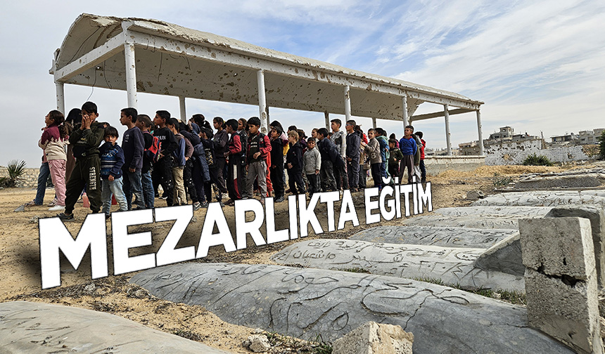 İşgalcilerin saldırıları altındaki Gazze'de öğrenciler, mezarlıkta eğitimlerine devam ediyor