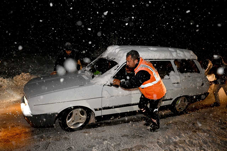 Mersin'de Yolların Kardan Kapanması Sonucu 30 Araçta Mahsur Kalanlar Kurtarıldı 2