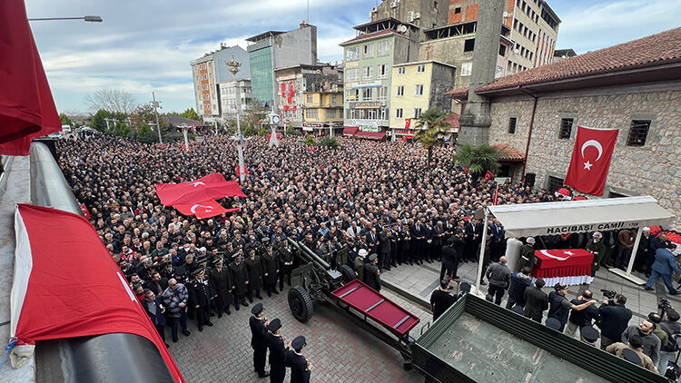 Şehitlerimizi Son Yolculuğuna Uğurluyoruz (2)