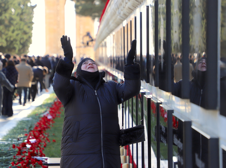 Azerbaycan'da Kanlı Ocak Kurbanları Anılıyor (2)