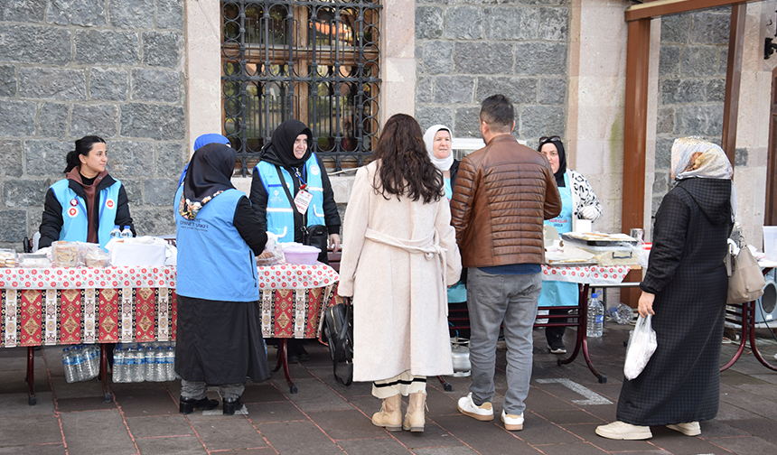 Depremden Etkilenen Camiler Için Hayır Çarşısı Kuruldu 2