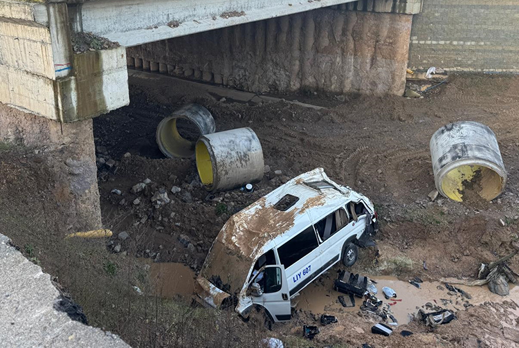 Tuzla'da Servis Minibüsü Şarampole Devrildi, 16 Kişi Yaralandı 2