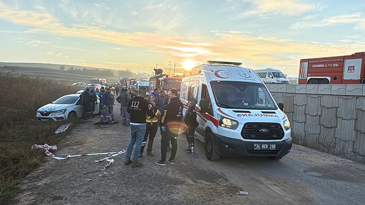 Tuzla'da Servis Minibüsü Şarampole Devrildi, 16 Kişi Yaralandı 3