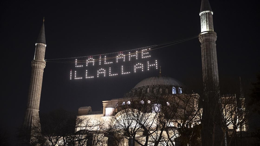 Ayasofya I Kebir Cami I Şerifi'ne Kelime I Tevhid Yazılı Mahya Asıldı