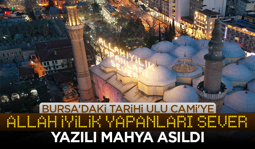 Bursa'daki Tarihi Ulu Cami'ye Allah Iyilik Yapanları Sever Yazılı Mahya Asıldı