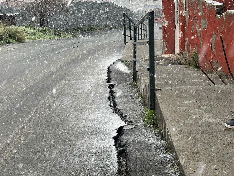 Gaziosmanpaşa'da Toprak Kaymasında Hasar Gören 3 Bina Tahliye Edildi 2