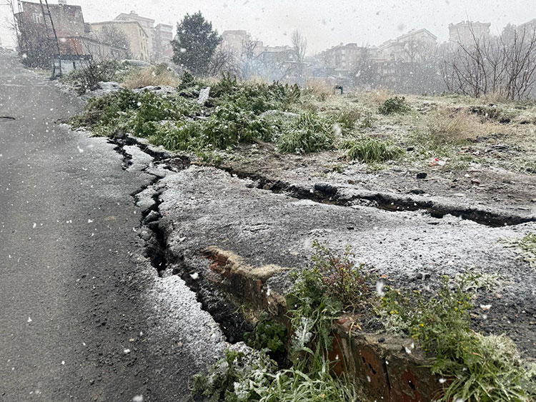 Gaziosmanpaşa'da Toprak Kaymasında Hasar Gören 3 Bina Tahliye Edildi 3