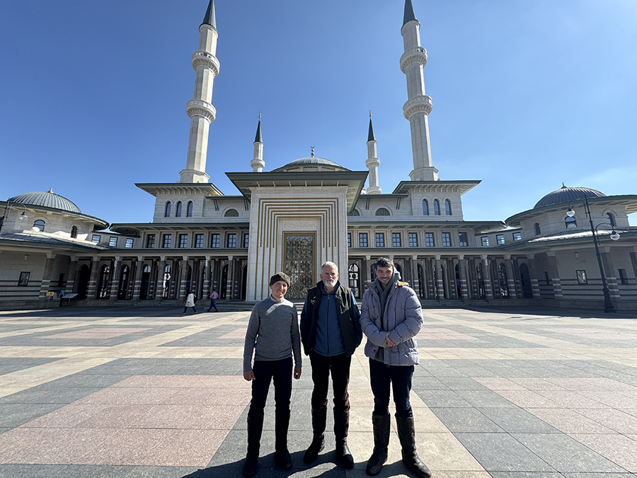 At sırtında yolculuk yapan İspanyol hacı adayları Beştepe Millet Camii’ni ziyaret etti