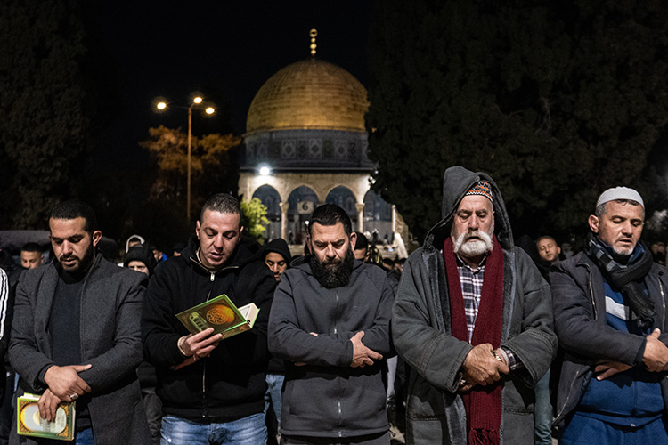 Mescid I Aksa'da On Binlerce Müslüman Ilk Teravih Namazını Eda Etti (2)