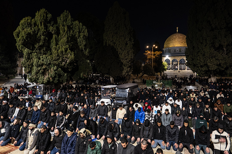 Mescid I Aksa'da On Binlerce Müslüman Ilk Teravih Namazını Eda Etti (3)