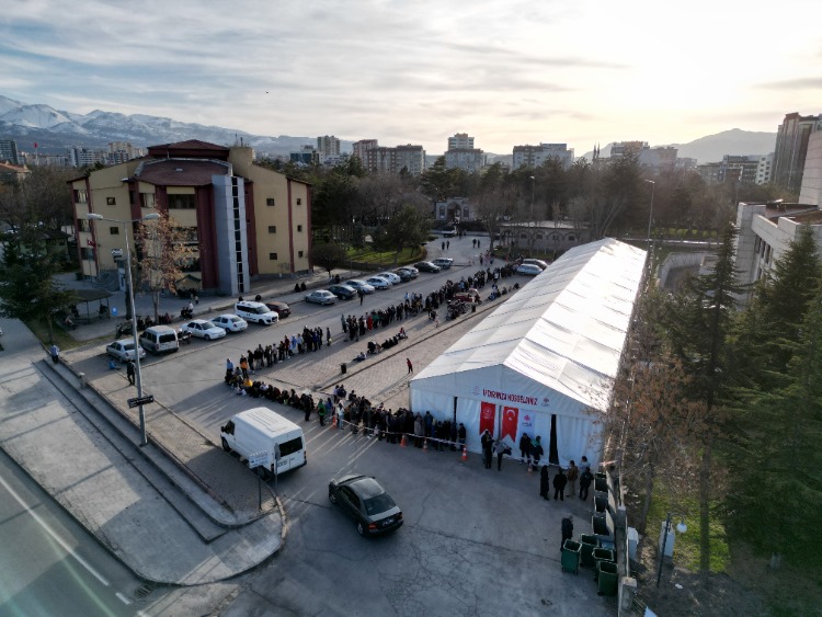 Oruçlarını Mevlana'nın Hocası Seyyid Burhaneddin'in Ocağında Açıyorlar 3